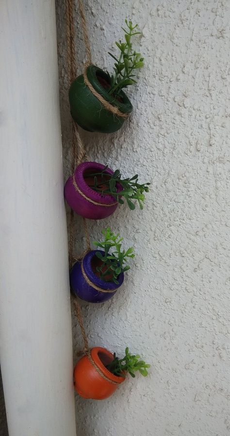 English Ivy’s long, trailing vines make it perfect for hanging planters. It can easily be trained to climb a decorative trellis or drape elegantly from the wall. Balcony Hanging Decor, Small Matka Decoration Pots Painting, Small Pot Plants Indoor, Small Matki Decoration Ideas, Diy Small Pots For Plants, Kulfi Pot Painting Ideas, Kulhad Diy Ideas, Earthen Pots Decoration Ideas, Kulhad Craft Ideas