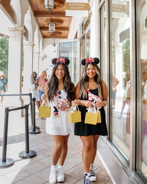 Kendra Scott x Disney ✨ This collection has been something we have been hoping would happen for years!! We were able to shop the collection and are obsessed with every piece. The Kendra Scott location at Disney Springs is one of our favorite stores. All the girls there are so sweet and kind. We Can’t wait to get more stuff from this collection 🫶🏽 #disneylifestyle #disneyvacation #disneyworld #waltdisneyworld #disneyworldlatino Disney Springs Outfits, Park Fits, Disney Lifestyle, Disney Photo Ideas, Disney World Outfits, Disney Photos, Disney Park, Disney Springs, Disney Girls