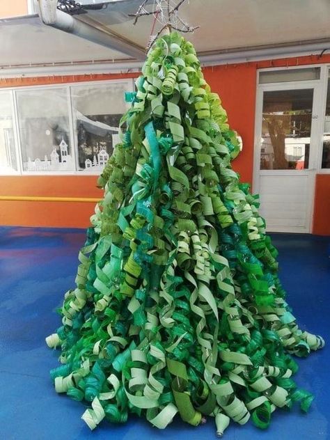 Christmas Crafts Tree, Christmas Hallway, Recycled Christmas Tree, Christmas Door Decorating Contest, Useful Things, Alternative Christmas Tree, Mean To Be, Christmas Float Ideas, Unique Christmas Trees