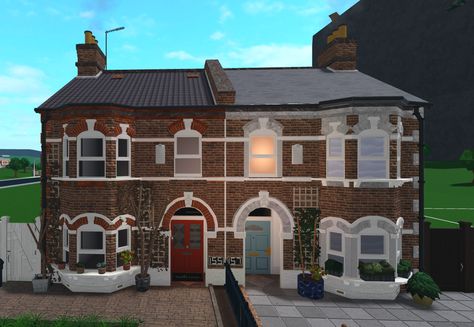 Bloxburg British House Ideas, Town Houses Exterior, British House Layout, London House Bloxburg, Bloxburg British House, Bloxburg London, Bloxburg Village, Bloxburg Townhouse, Bloxburg Tutorial