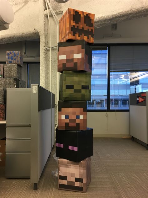 Minecraft characters (Made with new square cardboard boxes)♥️ A lot of work but well worth the time Minecraft Cardboard Diy, Thick Cardboard Crafts, Minecraft Decorations Real Life, Minecraft Diy Crafts Cardboard, Minecraft Photoshoot, Cardboard Box Crafts Decor, Minecraft Diy Bedroom, Minecraft Cardboard Crafts, Diy With Cardboard Boxes