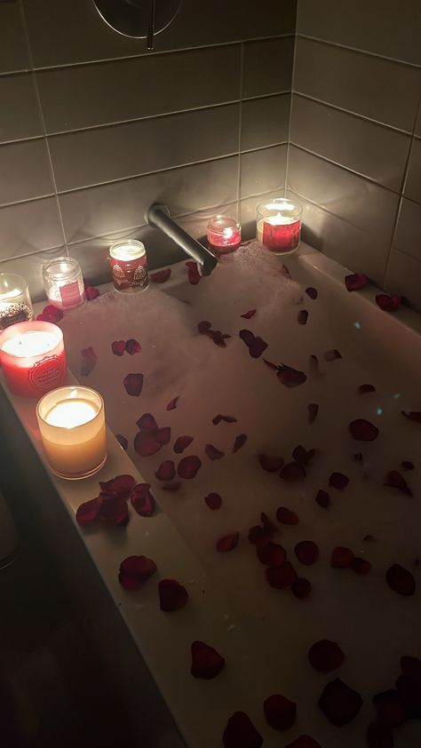 #roses #luxurylifestyle Rose Petals Bath, Romantic Bubble Bath Ideas Couple, Rose Bath Aesthetic, Bubble Bath Ideas, Kyra Core, Couple Bathtub Aesthetic, Bath Date, F1 Couple, Fireplace Romantic