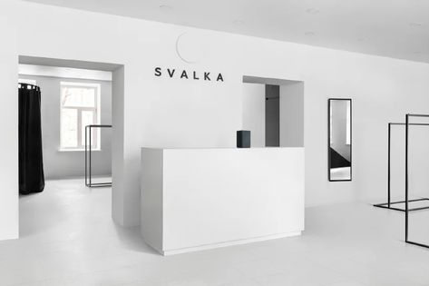 All White Store Interior, Black And White Clothing Store Interior, Minimalist Store Design, Smart House Ideas, Minimal Store, Fashion Retail Interior, Shop Design Ideas, Retail Store Interior Design, Clothing Store Interior