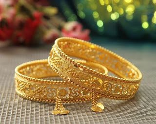 Designer golden bangles Gold Bangles Design Latest Indian, Gold Kangan Design, Bride Bangles, Gold Bengal, Golden Bangles, Dresses Diy, Gold Bridal Necklace, Diy Heart, Gold Bangle Set