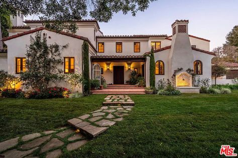 Spanish Hacienda, Viking Appliances, Equestrian Estate, Wood Beam Ceiling, Casas Coloniales, Spanish Style Homes, Spanish House, Los Angeles Homes, Outdoor Bbq