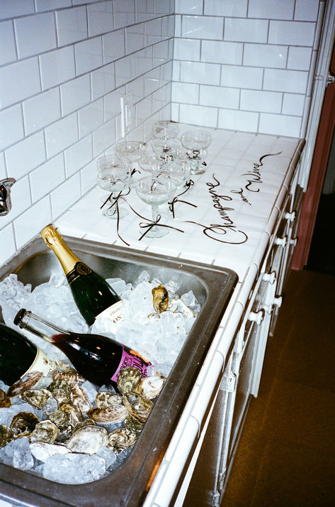 My new favorite way to have booze and bubbles on ice. Kitchen sink full of ice and bottles of wine… throw in some oysters ready for shucking, and you have a beautifully chic and functional spot for beverages and glassware. And if like me, you are tight on space in a mini 1920’s kitchen, this hack might be the best hosting tip of the year. Trendy Party Ideas, A Tiny Bit Older Party, Dirty Martini Party, Oyster Party, Summer Spritz, 30th Ideas, Martini Party, Champagne Birthday, Water Per Day