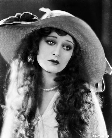 Barrymore Family, Dolores Costello, Silent Film Actresses, Girl Film, Silent Film Stars, Actor John, Wedding People, Silent Movie, Drew Barrymore