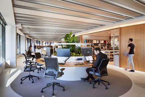 Hot desking... is it still hot? | Indesignlive: Architecture & Design Hot Desking, Open Office Layout, Hot Desk, Startup Office, Quiet Room, Corporate Office Design, Corporate Interiors, Working Professional, Office Layout