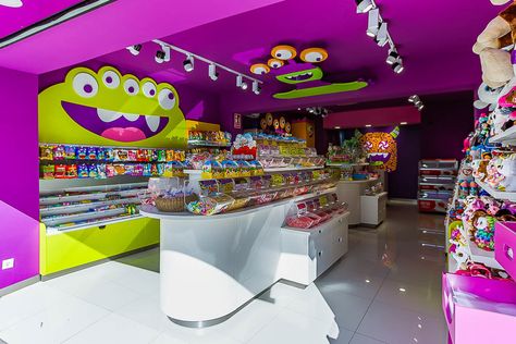 Nueva tienda de golosinas y juguetes LOL situada en la avenida Palma de Mallorca de Torremolinos. Popup Stand, Candy Store Design, Candy Room, Candy Store, Candy Shop, Shop Interior, Cafe Food, Store Design, Candy Bar