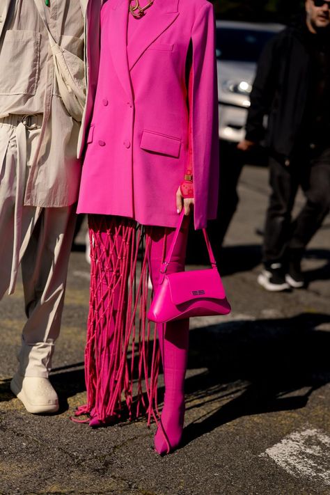 Hot Pink Outfit Ideas, Nyc Street Style Fall, Pink Top Outfit, Pink Outfit Ideas, Hot Pink Outfit, Cocktail Party Outfit, Street Style Fall Outfits, Pantone Color Of The Year, Viva Magenta