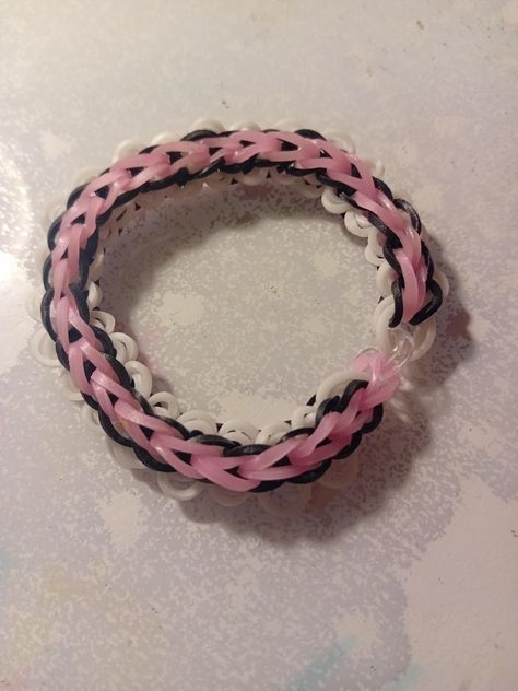 Rainbow Loom Hello Kitty, Things To Do With Loom Bands, Loom Ideas Rubber Band, Cute Rainbow Loom Ideas, Rubber Band Bracelet Ideas, Loom Bracelets Easy, Rainbow Loom Bracelets Easy, Loom Band Bracelets, Rainbow Loom Creations