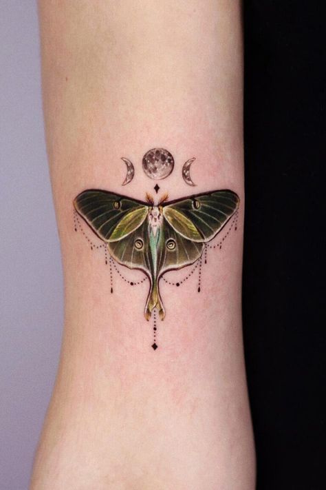 Small Spiritual Tattoos, Lunar Moth Tattoo, Luna Moth Tattoo, Thigh Piece Tattoos, Realistic Butterfly Tattoo, Borboleta Tattoo, Soft Tattoo, Bohemian Tattoo, Moth Tattoo Design