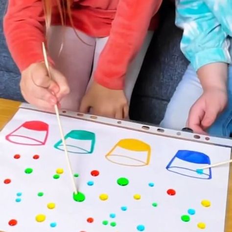 Best Kids Activities | Simple Science Experiment: Oil, Water, and Food Coloring. 👩‍🔬🧪 Oil and water do not mix. Oil is less dense than water and floats on top of… | Instagram Oil Water Food Coloring Experiment, Water And Oil Experiment Kids, Oil And Water Experiment, Chemistry For Kids, Keep Kids Busy, Simple Science, Painting Fashion, Paint Flowers, Drawing Photography