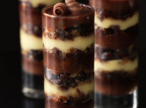 Chocolate Pudding with Kahlua Layer: Kahlua Trifle, Brownie Trifle Desserts, Shot Glass Desserts Recipes, Mini Trifles, Mini Trifle, Shot Glass Desserts, Brownie Trifle, Yellow Cake Recipe, Party Food Dessert