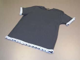 Looking to embellish your plain tee shirt? Use this free crochet pattern to add a lacy edge on each sleeve. This will turn any plain tee into something fun and fancy. This is perfect for the summer months. Crochet Edging Pattern, Plain Tee Shirts, Crochet Edgings, Crochet Edge, Crochet Lace Edging, Shirt Refashion, Tshirt Crafts, Tshirt Pattern, Crochet Edging