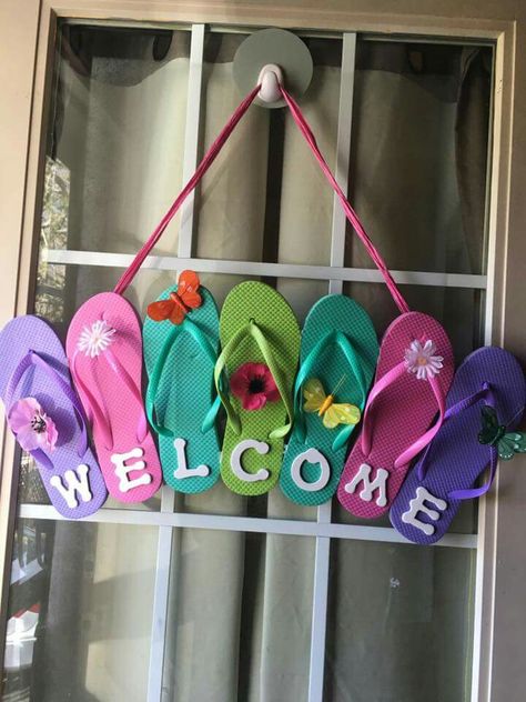 Simple and easy Flip Flop Decorations, Decorating Flip Flops, Flip Flop Wreaths, Easy Diy Wreaths, Fiesta Tropical, Hawaii Party, Luau Birthday, Hawaiian Party, Kauai Hawaii