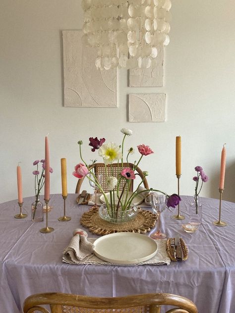 Aesthetic Table Centerpiece, Flower Dinner Table Decor, Natural Tablescapes Dinner Parties, Fun Dinner Party Table Settings, Dinner Party Flower Arrangements Simple, Candlestick Dinner Table, Quirky Table Decor, Vintage Party Table Decor, Garden Party Candles