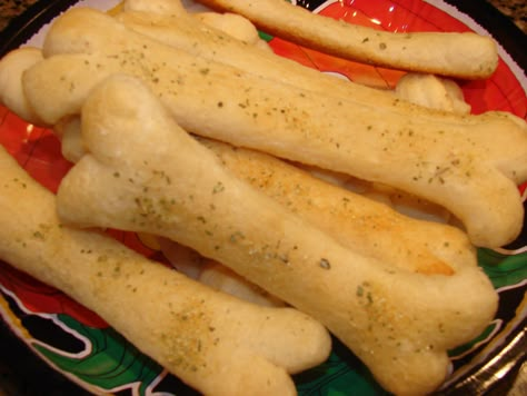 Halloween Bone Bread Sticks. (1) From: A Bear In The Kitchen, please visit Bone Breadsticks, Nail Ghost, Ghost Marshmallows, Breadsticks Easy, Severed Finger, Homemade Bread Dough, Bread Stick, Spooky Dinner, Green Jello