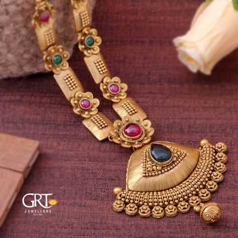 Prettiest Gold Antique Long Necklace Designs! • South India Jewels Grt Jewellers Necklace Set, Gold Jewellery Necklace, Grt Jewellers, Jewellery Trends, Jewellery Holder, Antique Gold Jewelry Indian, Gold Necklace Indian, Gold Necklace Indian Bridal Jewelry, Antique Bridal Jewelry