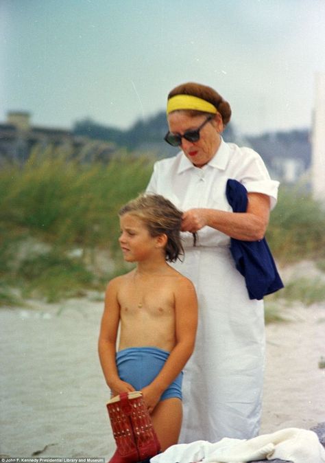 Shaw fixes Caroline's hair in Hyannis Port in August 1963; the nanny and her young charges... Edwin Schlossberg, Hyannis Port, John Junior, Jfk Jr, Jackie O, Nanny, Family Photo, Labour Day, History