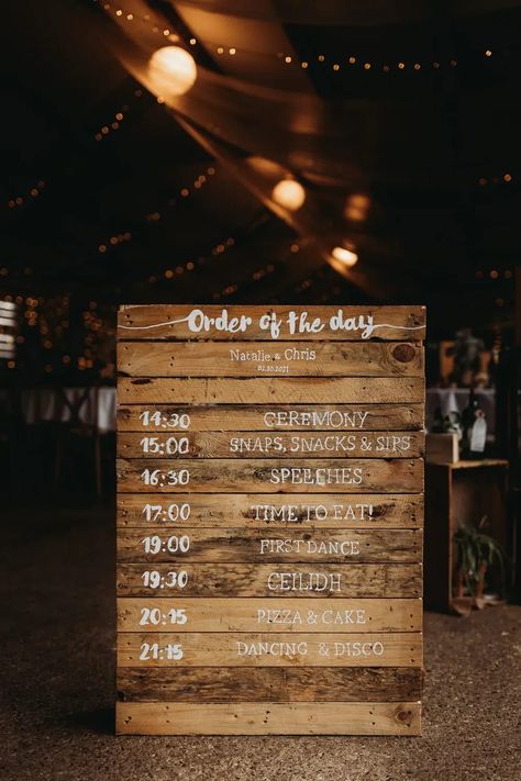 Wooden Pallet Wedding, Cheap Fun Wedding Ideas, Lyneadaprix Wedding Board, Wooden Order Of The Day Wedding, Rustic Order Of The Day, Order Of Service Pallet Wedding Lights, Order Of The Day Wedding Pallet, Order Of The Day Pallet Wedding, Skid Wedding Sign