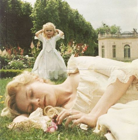 maria antonieta Marie Antoinette Aesthetic, Marie Antoinette Movie, Sofia Coppola Movies, Marie Antoinette 2006, Sofia Coppola, Kirsten Dunst, Princess Aesthetic, Light Academia, Historical Dresses