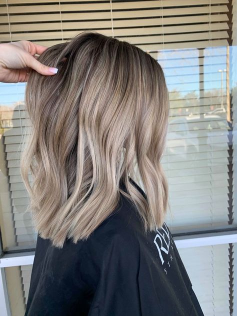 Ash Blonde Hair Balayage Short, Blonde Hair For Brunettes Short, Light Brown To Blonde Balayage Short Hair, Beige Blonde Highlights Short Hair, Ashy Blonde Hair Medium Length, Frosty Light Brown Hair, Blonde Balayage On Shoulder Length Hair, Blonde 2024 Fall, Partial Highlights With Root Smudge