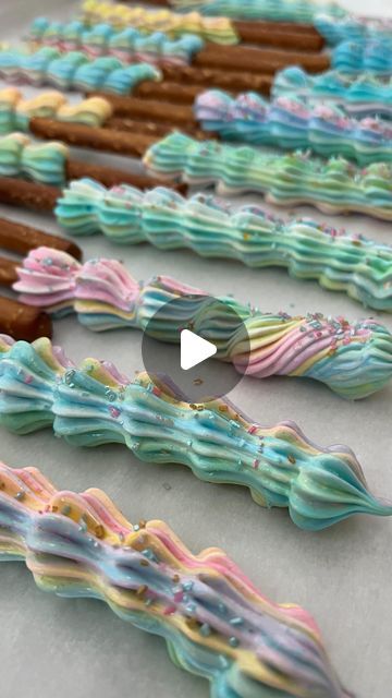 Rainbow Dipped Pretzels, Unicorn Pretzel Rods, Pretzel Rods Christmas, Baby Shower Pretzel Rods, Christmas Pretzel Rods, Pretzel Rods Dipped, Rainbow Meringue, How To Make Pretzels, Decorated Pretzels