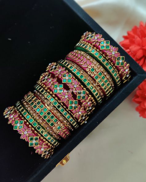 💖 Customized 3D Bridal kundan bangles for evergreen pink with dark green silk saree 💖💖 💌 𝗪𝗲’𝗿𝗲 𝗲𝘅𝗰𝗹𝘂𝘀𝗶𝘃𝗲𝗹𝘆 𝘀𝗽𝗲𝗰𝗶𝗮𝗹𝗶𝘇𝗲𝗱 𝗶𝗻 𝗵𝗮𝗻𝗱𝗺𝗮𝗱𝗲 𝘀𝗶𝗹𝗸𝘁𝗵𝗿𝗲𝗮𝗱 𝘀𝗵𝗶𝗻𝗶𝗻𝗴 𝗳𝗶𝗻𝗶𝘀𝗵𝗶𝗻𝗴 𝗮𝗻𝗱 𝗶𝗻𝘁𝗿𝗶𝗰𝗮𝘁𝗲 𝘀𝘁𝗼𝗻𝗲 𝗳𝗶𝗻𝗶𝘀𝗵𝗶𝗻𝗴 🥰🥰 ✨ 𝗥𝗲𝗮𝗱𝘆 𝘁𝗼 𝗱𝗮𝘇𝘇𝗹𝗲? ✨ 𝗣𝗹𝗮𝗰𝗲 𝘆𝗼𝘂𝗿 𝗼𝗿𝗱𝗲𝗿𝘀 𝗻𝗼𝘄 🔽 #maya_venba_boutique #kundanbangles🌈 #customizedkundanbangles #bridalbangles #bridetobe #silkthreadbangles😘 #pondicherrybangles #pondysilkthreadbangles #banglesset #weddingbangles [customized kundan bangles, silkthread bangles, kundan bangles, bridesmaid... Silkthread Bangles Design Latest, Dark Green Silk Saree, Green Silk Saree, Diy Earrings Materials, Silk Thread Bangles Design, Silk Bangles, Thread Bangles Design, Fairy House Crafts, Cutwork Blouse