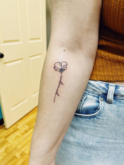 Poppy Flower With Word Stem Tattoo, Poppy With Name Tattoo, Poppy Tattoo With Name In Stem, Flower Stem Tattoo Words, Name In Stem Of Flower Tattoo, Poppy Name Tattoo, Word Flower Tattoo, Flower Tattoos With Names Stems, Poppy Tattoo With Name