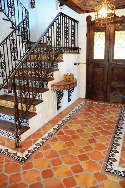 Modern Mexican Decor Bathroom, Stairs Entrance, Mexican Style Homes, Entry Floor, Hacienda Homes, Design Marocain, Hacienda Style Homes, Saltillo Tile, Mexican Tiles