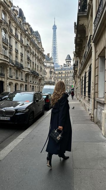 Paris Work Aesthetic, Celebrities In Paris, Paris Vintage Market, Paris Fashion Photography, Fashion Paris Aesthetic, Paris Instagram Pictures Aesthetic, Paris Pics Aesthetic, Paris Winter Photo Ideas, Paris Instagram Pictures Winter