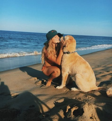 Cute Picture With Dog, Golden Retriever Girlfriend Aesthetic, Beach Pics With Dog, Dog And Owner Aesthetic, Beach Pictures With Dog, Dog Beach Pictures, Beach With Dog, Beach Dog Photos, Dog Mom Aesthetic