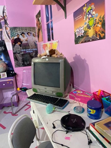 90s Room Aesthetic Pink, 2000s Living Room, Icarly Bedroom, 00s Room, Wild Child Aesthetic, 90s Inspired Room, 2000s Decor, 2000s Room Decor, 90’s Room