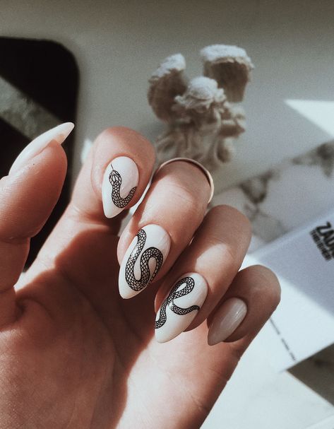 Short Almond Nails Halloween, Goth Short Nails, Almond Nails Halloween, Harry Potter Nail Art, Short Almond Nails, Goth Nails, Edgy Nails, Halloween Nail Designs, Oval Nails