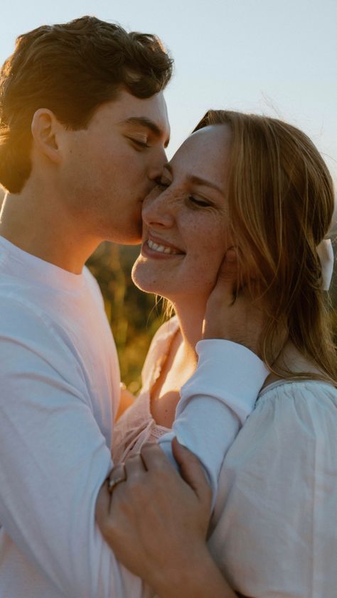 Engagement Session Poses Plus Size, Engagement Photo Mountain, Mid Size Engagement Photos, Shy Engagement Photos, Engagement Photo Plus Size, Engagement Photos Shy Couple, Engagement Photoshoot Ideas Plus Size, Plus Size Engagement Photos Poses Curvy Bride, Engagement Photos Larger Couples