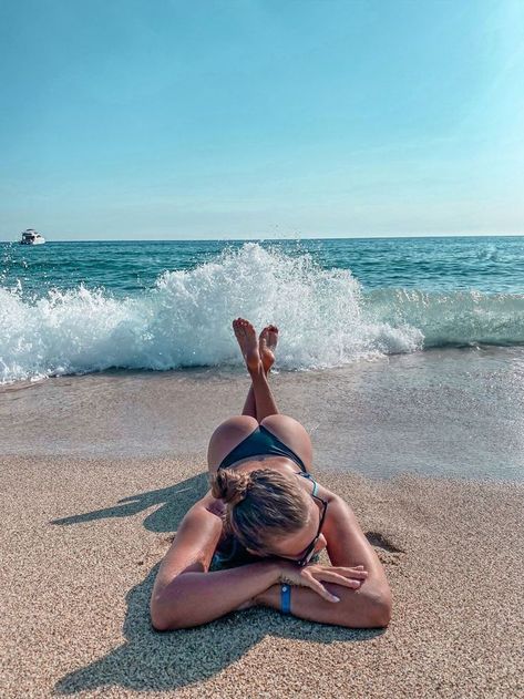 Beach Poses Aesthetic, Cute Beach Outfits, Pool Photography, Poses Aesthetic, Beach Instagram Pictures, Beach Poses By Yourself, Summer Picture Poses, Shotting Photo, Beach Pictures Poses