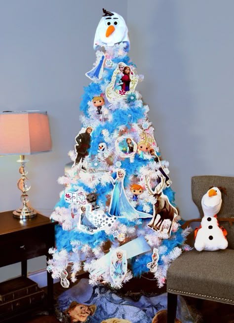 If traveling to you Disneyland isn't in the cards this winter break, use the holiday season as an excuse to create a shrine to children's one true love with a Disney Christmas tree! Frozen Christmas Tree, Disney Christmas Tree, Frozen Christmas, Blue Christmas Tree, Frozen Theme, Easy Christmas Diy, Christmas Tree With Gifts, Christmas Tree Themes, Disney Christmas