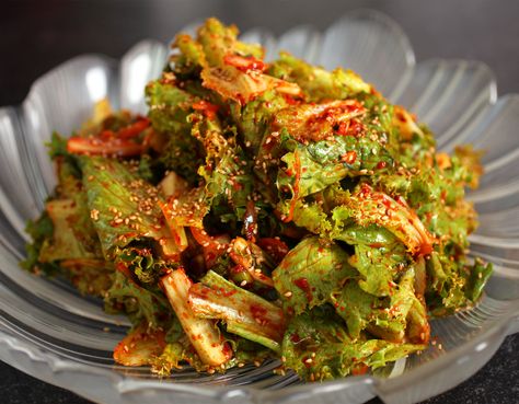 Korean lettuce salad (Sangchu-geotjeori) recipe by Maangchi Korean Salad Recipe, Korean Salad Dressing, Korean Cabbage Salad, Korean Salad, Korean Food Recipes, Korean Vegetables, Lettuce Salad Recipes, Ground Beef And Cabbage, Bbq Salads