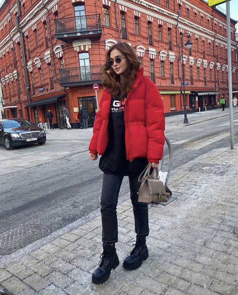 Red Puffer Outfit, Red Puffer Jacket Outfit, Puffer Outfit, Popular Girls, Puffer Jacket Outfit, Red Puffer Jacket, Nyc Outfits, Instagram Popular, Red Mountain