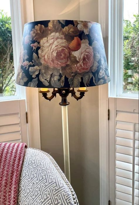 DIY Lampshade Makeover - Weathered Wings Painted Lampshades Ideas, Painting Lamp Shades Diy, Lamp Shade Makeover Ideas, Diy Lamp Shade Makeover, Decoupage Lampshade, Lamp Shade Makeover, Diy Lampshade Makeover, Diy Art Projects Canvas, Diy Lampshade