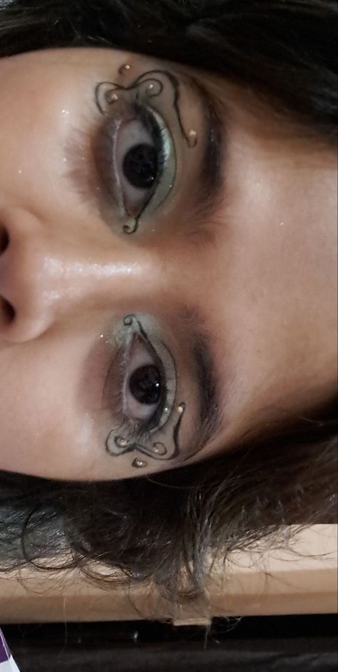 Swirly Makeup Look, Swirly Eye Makeup, Graphic Eyeliner Aesthetic, Swirly Eyeliner, Swirly Makeup, Artsy Eyeliner, Whimsical Makeup, Hippie Makeup, Cool Makeup