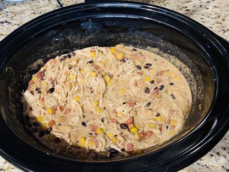 Easy Slow Cooker Creamy Chicken Chili Creamy Chicken Chili Recipe, Black Bean Chicken Chili, Creamy Chicken Chili, Cream Cheese Chicken Chili, Slow Cooker Creamy Chicken, Slow Cooker Chicken Tacos, Fiesta Chicken, Crockpot White Chicken Chili, Creamy White Chicken Chili