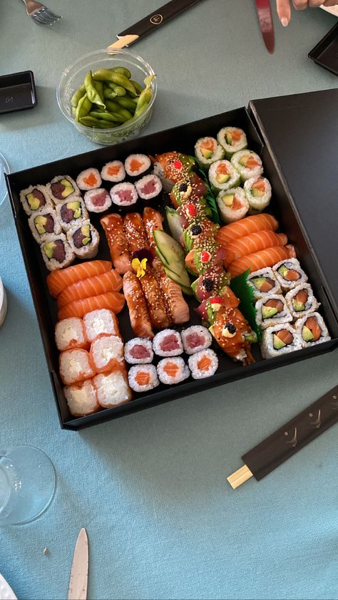 Avocado Rolls, Sushi Platter, Salmon Avocado, Food Summer, Spicy Tuna, Sushi Roll, Yummy Comfort Food, Think Food, School Lunches