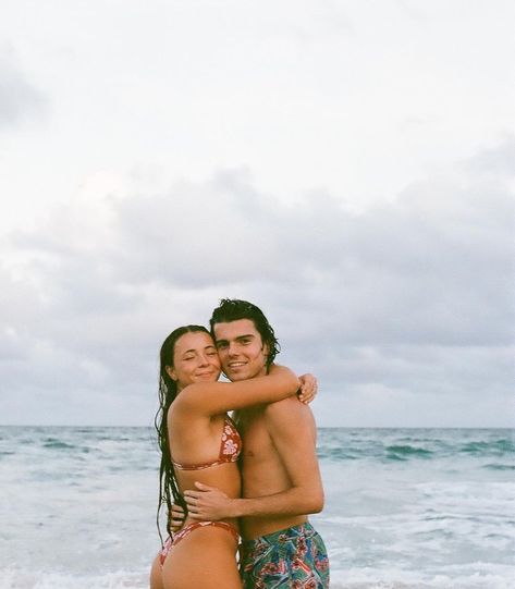 My best friend and I on film Beach Couple Pics, Spring Break Picture Ideas, Spring Break Pictures, Birthday Surprise Boyfriend, Beach Couple, Boyfriend Girlfriend Photos, Matching Swimwear, Matching Couple Outfits, Fit Couples