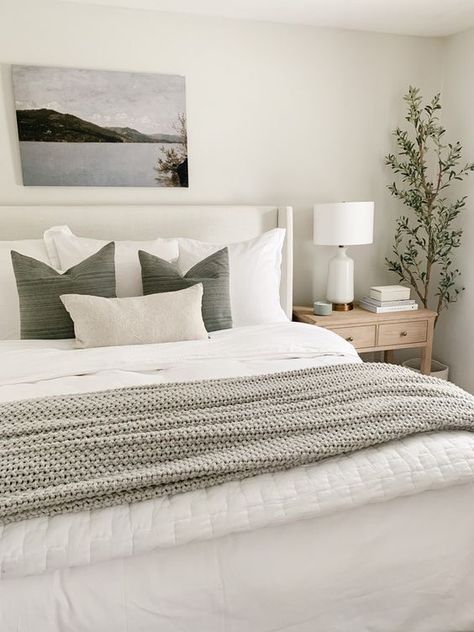 Cozy Modern Primary Bedroom, Queen Bed Neutral Bedding, Bedroom Inspo Modern Elegant, Bedroom Inspirations Master Sophisticated, Bed With White Quilt, Small Farmhouse Bedroom Decor, White And Gray Master Bed, Photo Display In Living Room, Pillow Setup On Full Bed