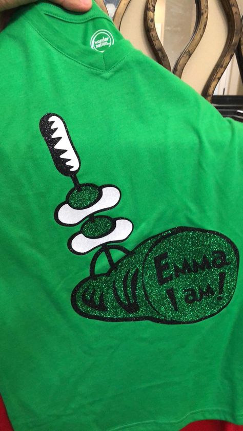 Green Eggs & Ham glittery vinyl T-shirt. On the Ham it says “Emma I Am” substituting “Sam I Am” super glittery! Love! Love! Totally Love this! ♥️ #GreenEggsAndHam #DrSeuss #HappyBirthdayDrSeuss I do not like green eggs and ham, I do not like them Sam I Am! Green Eggs And Ham Outfit, Dr Suess Day At School Outfit, Childcare Shirts, Diy Dr Seuss Shirt, Green Eggs And Ham Costume, Sage Crafts, Green Eggs And Ham Shirt, Preschool Jobs, Dr Seuss Costumes