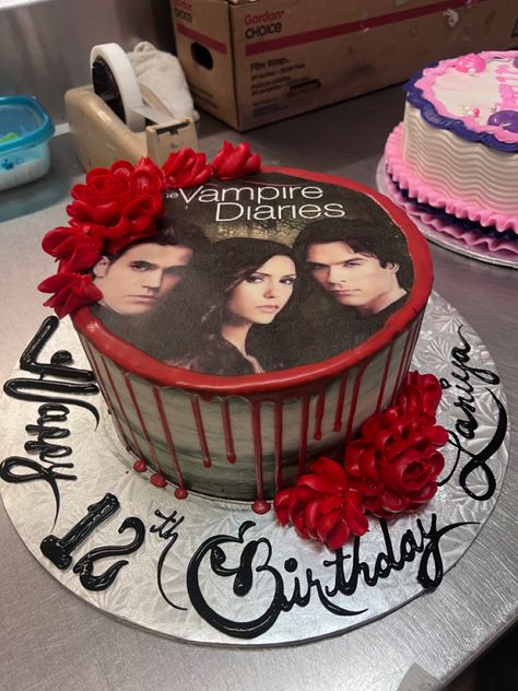 Buttercream red drip vampire diaries cake Damon Salvatore Birthday Cake, The Vampire Diaries Birthday Cakes, Vampire Diaries Birthday Theme, The Vampire Diaries Party Ideas, The Vampire Diaries Birthday Ideas, Vampire Diaries Party Ideas, Damon Salvatore Cake, Vampire Diaries Party Decorations, Vampire Cake Birthday