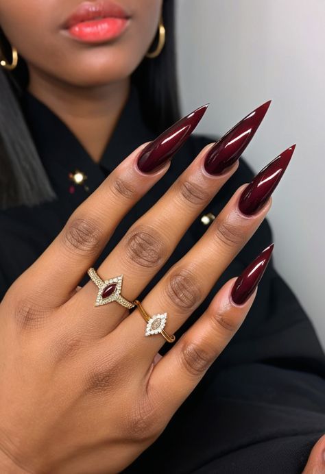 Fall Acrylic Nails Stiletto, Burgundy Stiletto Nails Design, Burgundy Pointy Nails, Fall Nails Pointy, Fall Stellio Nails, November Stiletto Nails, Black Burgundy Nails, Fall Nails Stilleto Shape, Burgundy Stiletto Nails