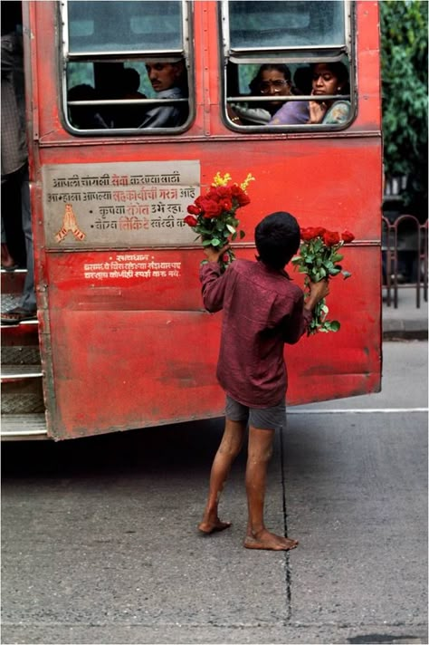 Steve Mccurry Photos, Photographie Indie, Steve Mc, Steve Mccurry, We Are The World, Indian Aesthetic, South Asia, People Of The World, Aesthetic Photography